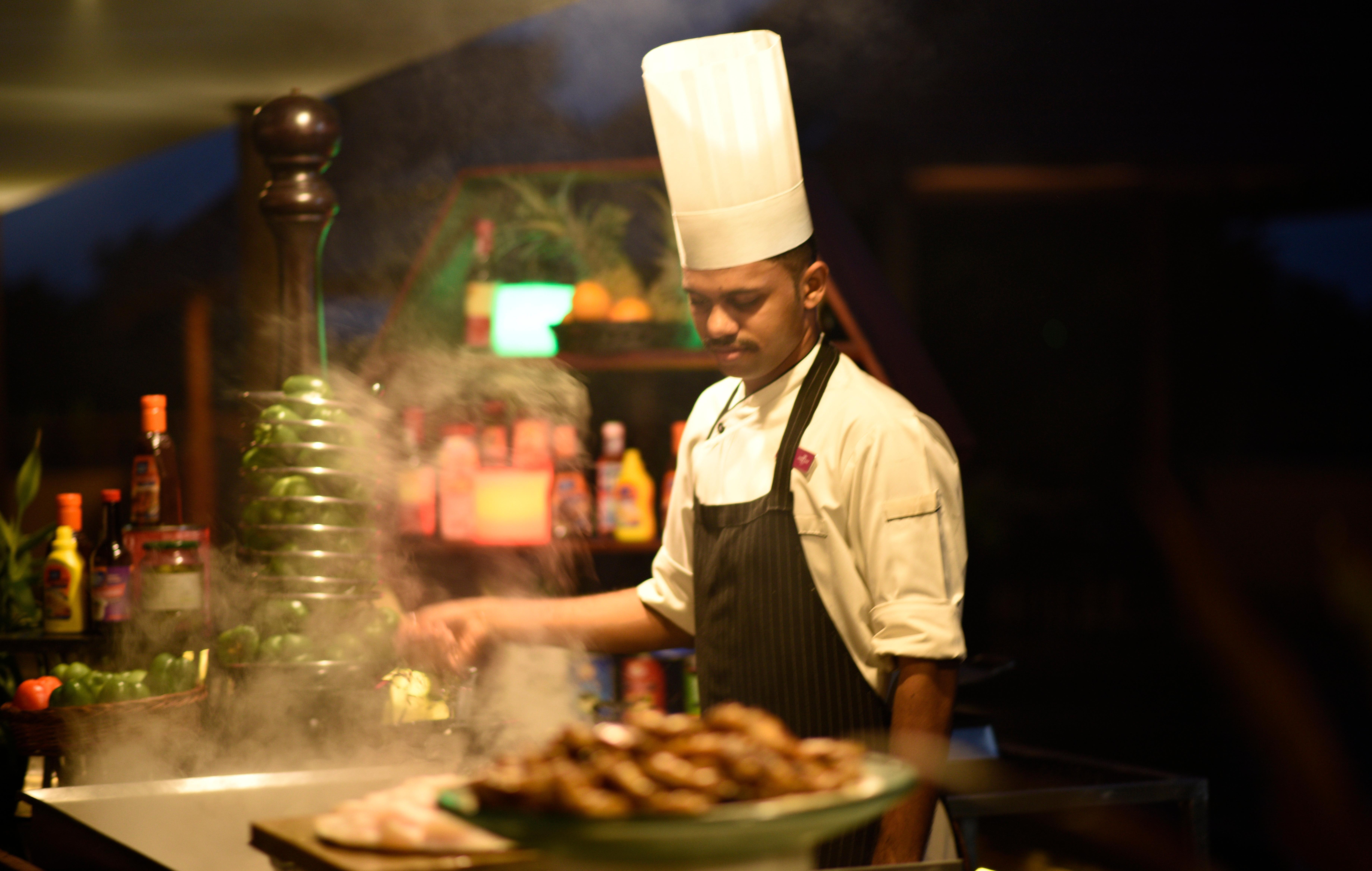 Crowne Plaza Kochi By Ihg Otel Dış mekan fotoğraf A chef at work