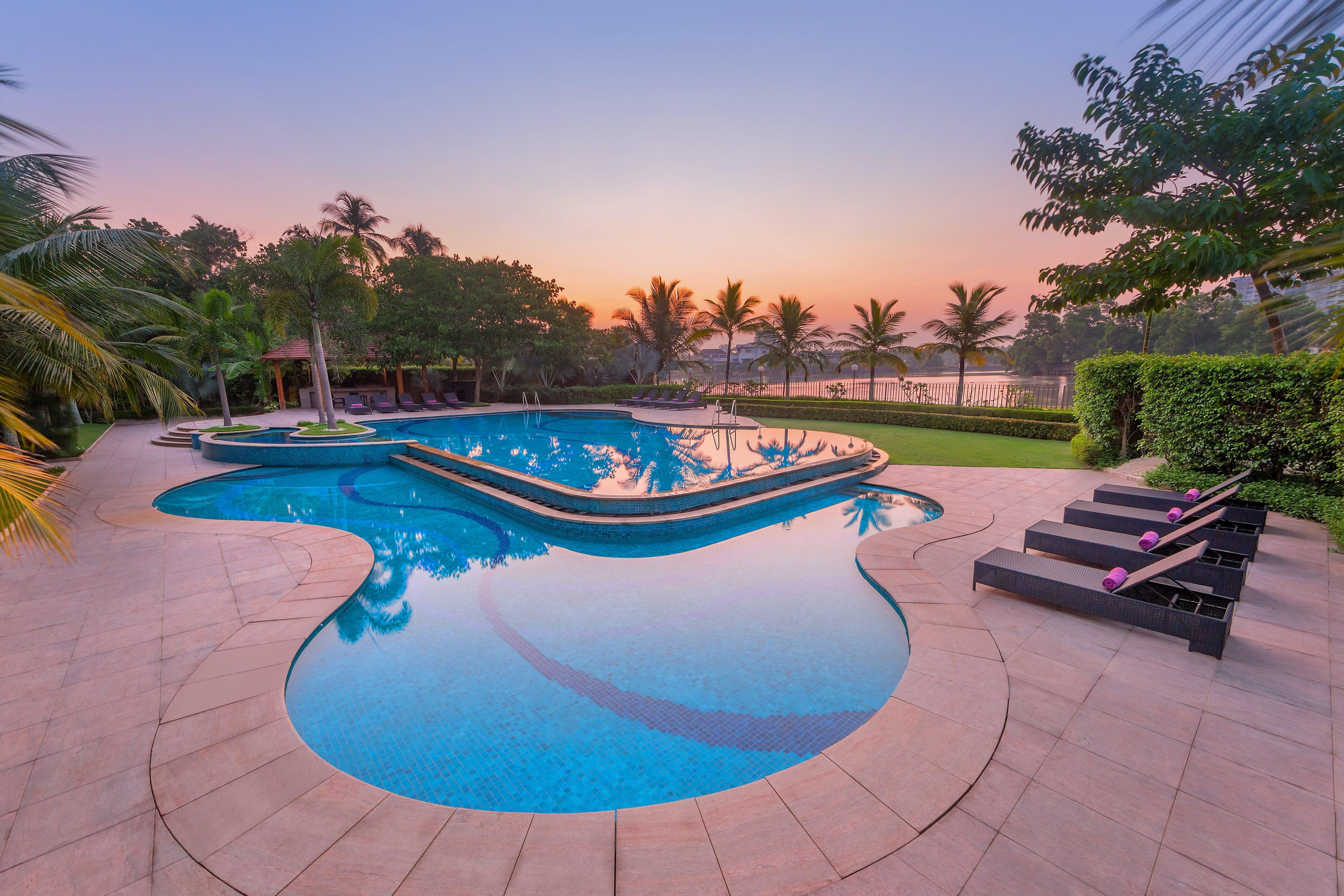 Crowne Plaza Kochi By Ihg Otel Dış mekan fotoğraf The swimming pool at the resort