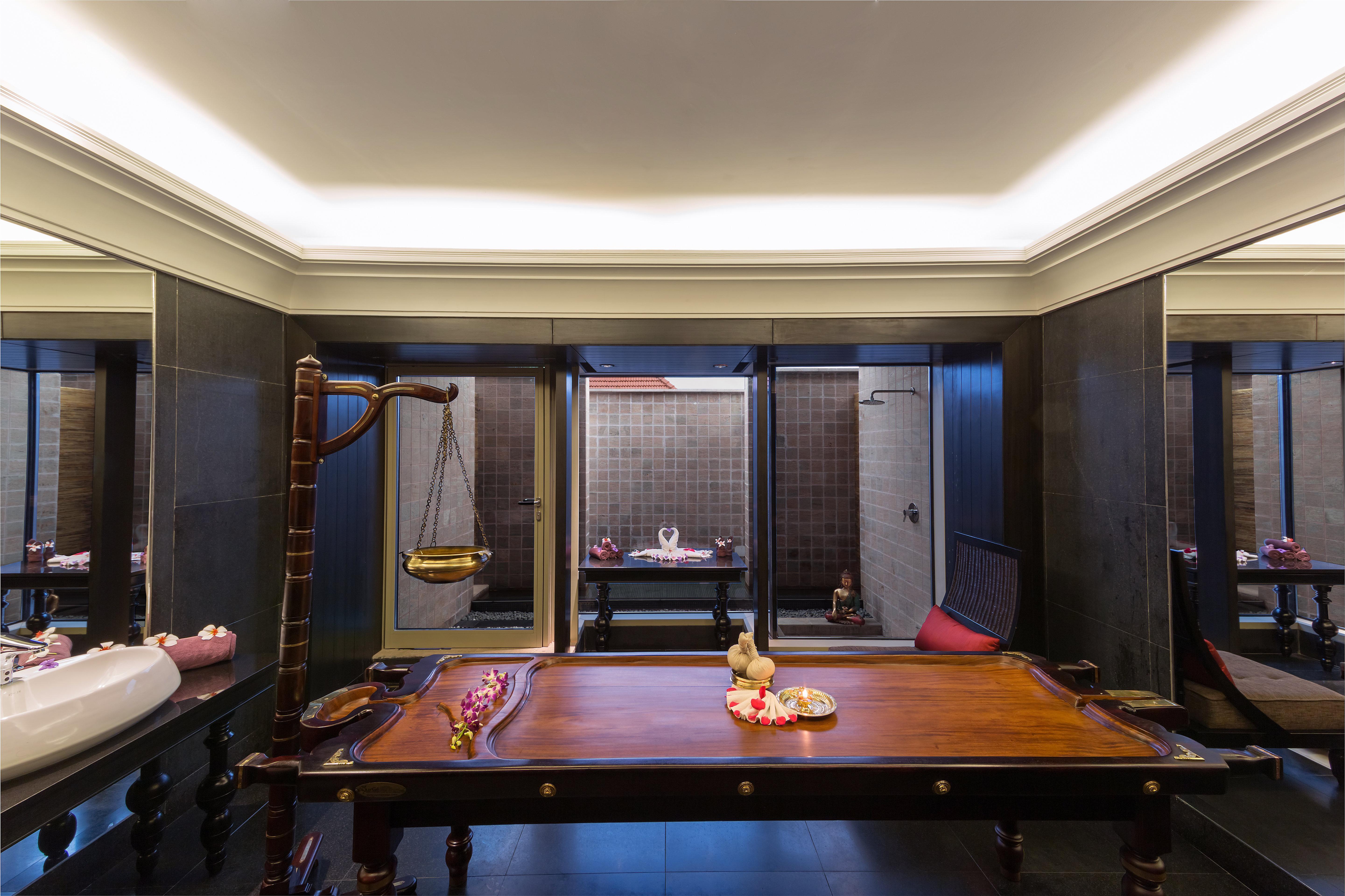 Crowne Plaza Kochi By Ihg Otel Dış mekan fotoğraf A treatment room at the Four Seasons Spa