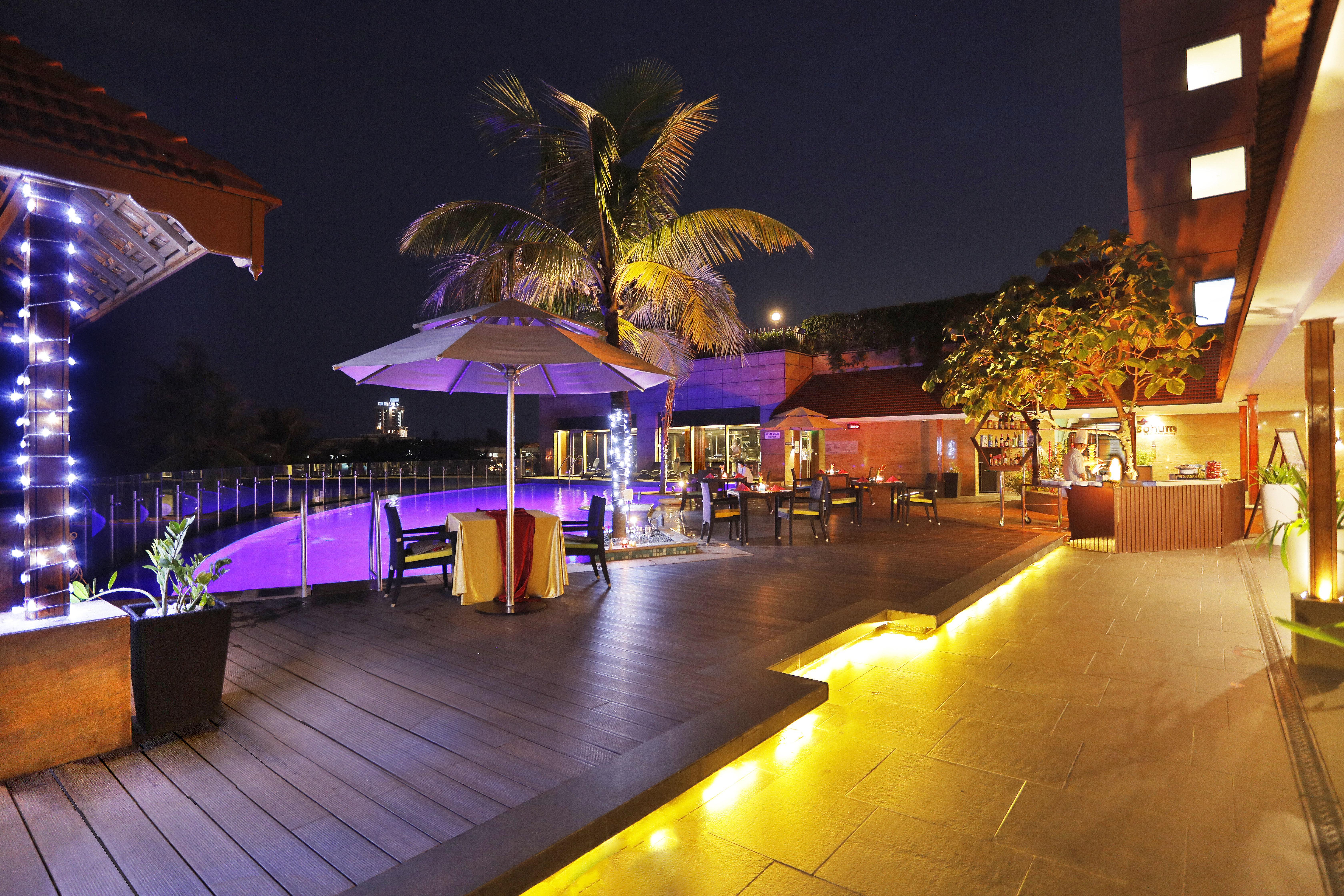 Crowne Plaza Kochi By Ihg Otel Dış mekan fotoğraf The pool at the hotel