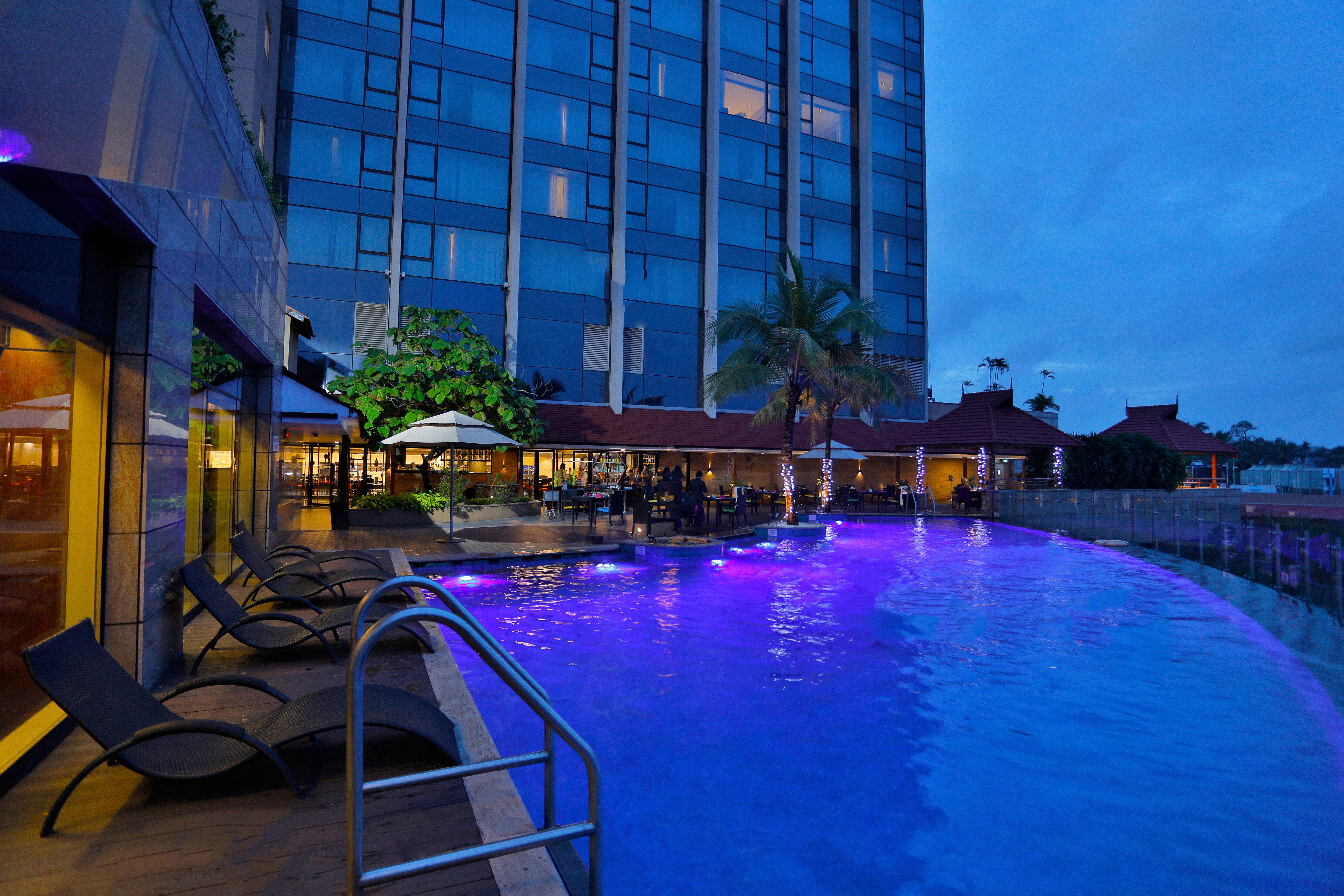 Crowne Plaza Kochi By Ihg Otel Dış mekan fotoğraf The pool at the hotel
