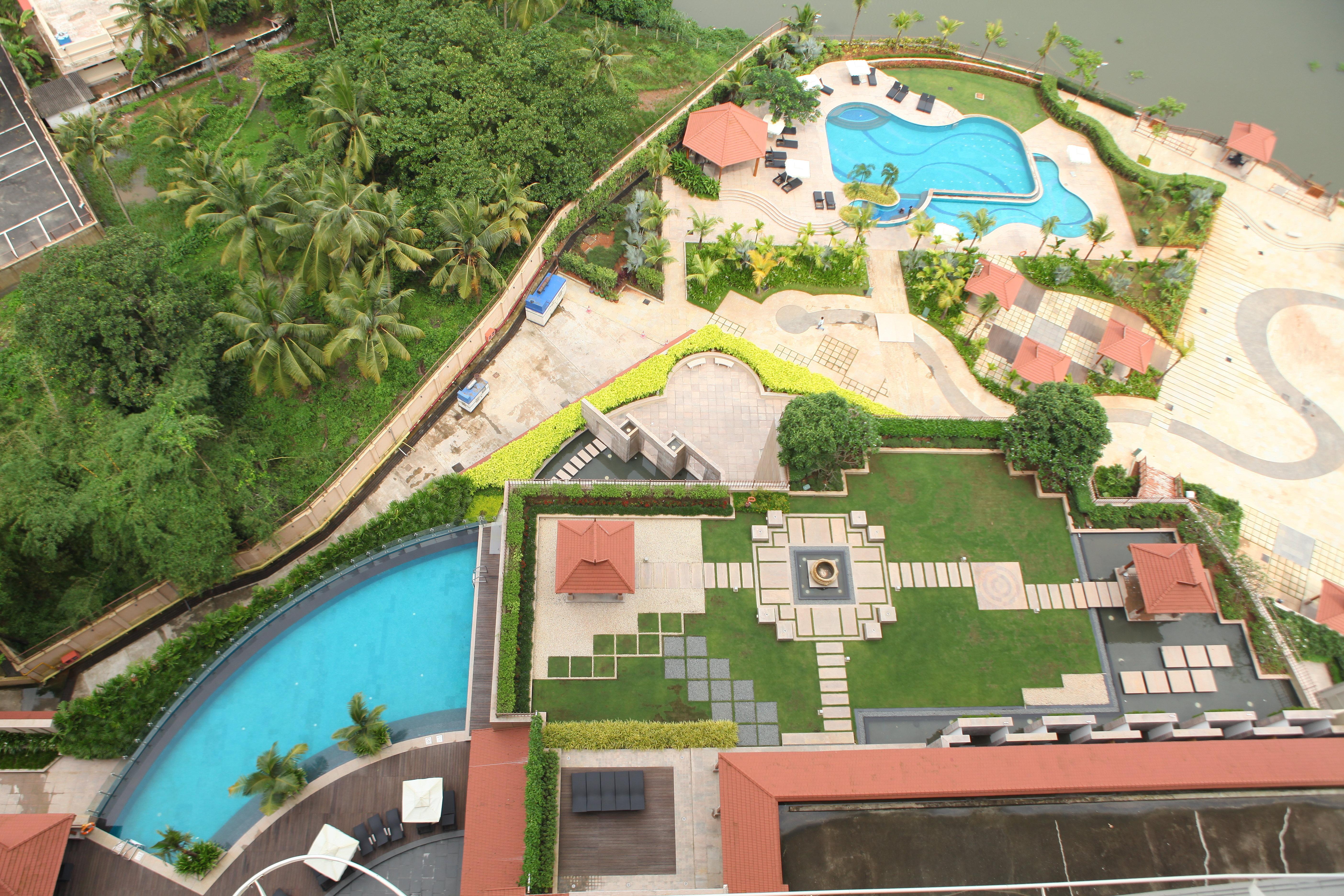 Crowne Plaza Kochi By Ihg Otel Dış mekan fotoğraf The swimming pool at the hotel