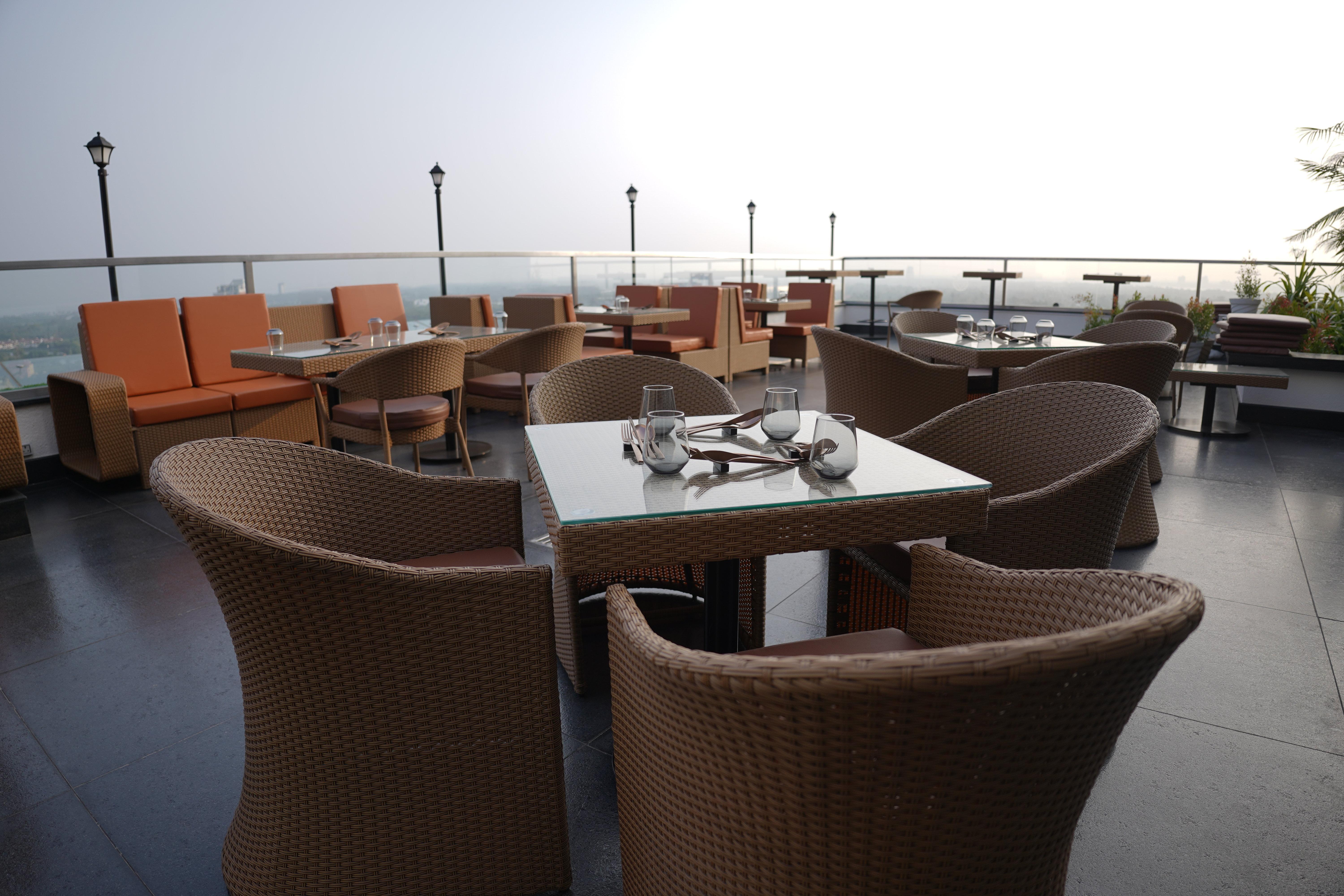 Crowne Plaza Kochi By Ihg Otel Dış mekan fotoğraf The Sky Bar