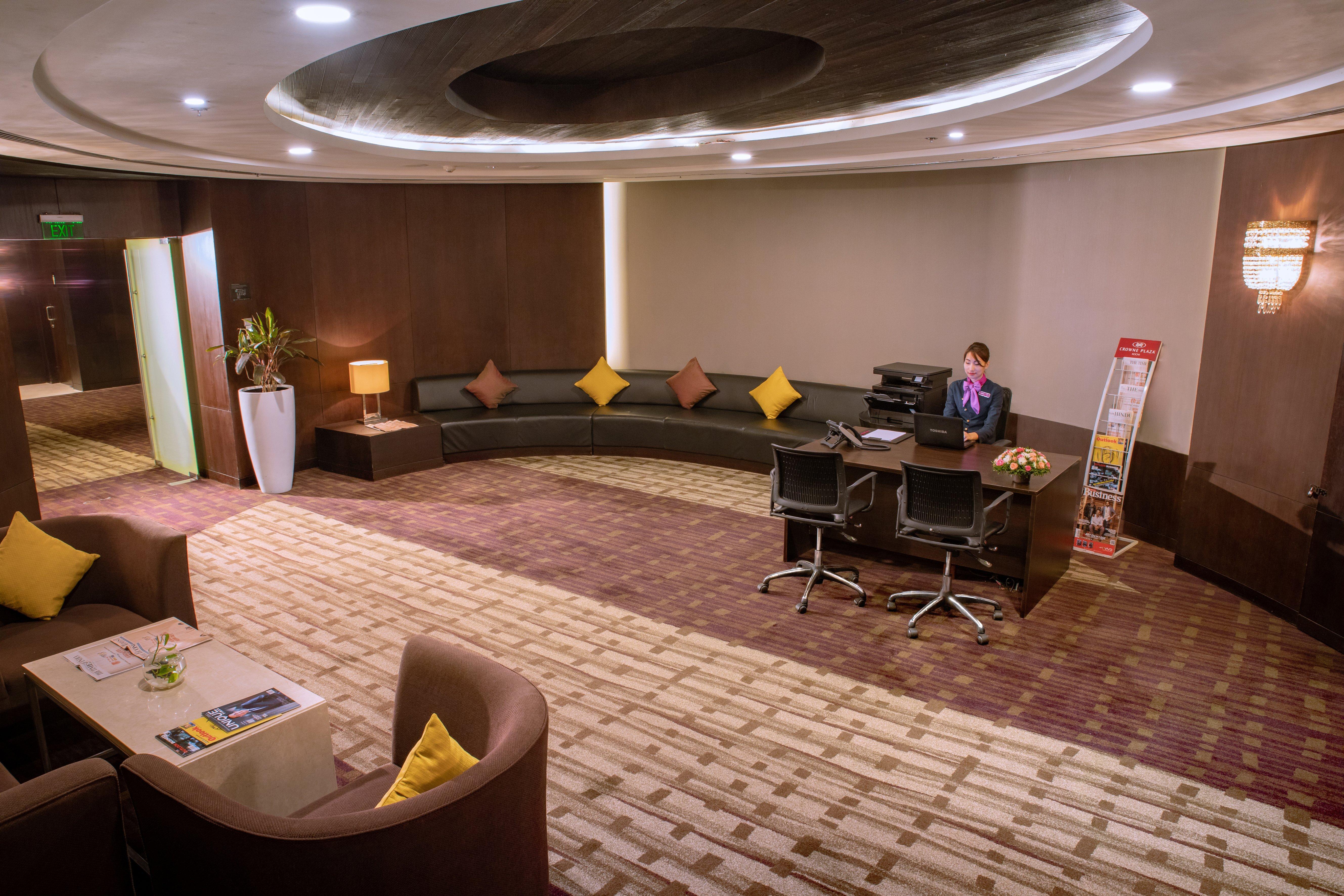 Crowne Plaza Kochi By Ihg Otel Dış mekan fotoğraf The Royal Lounge at Tan Son Nhat International Airport