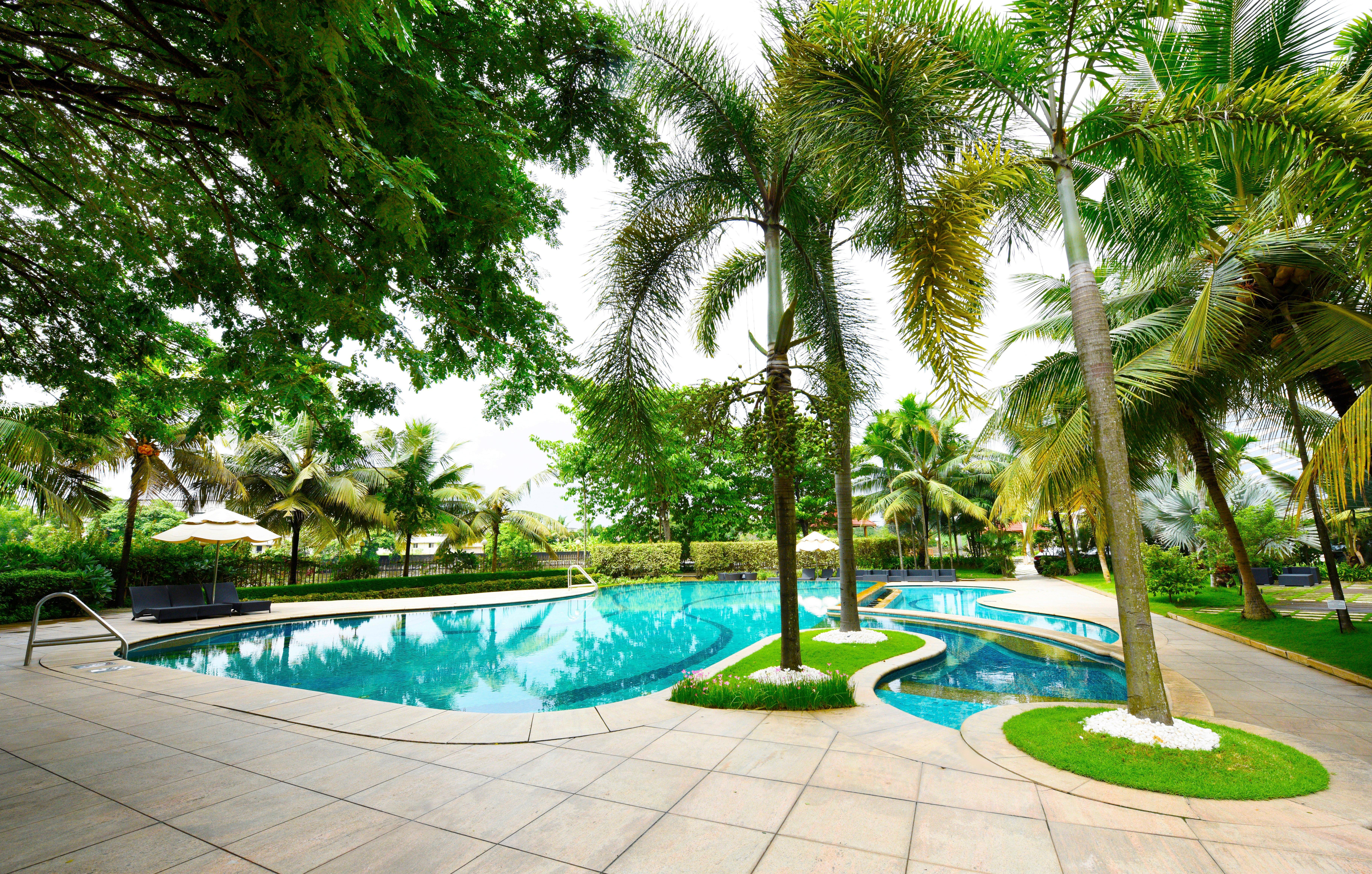 Crowne Plaza Kochi By Ihg Otel Dış mekan fotoğraf The pool at the hotel