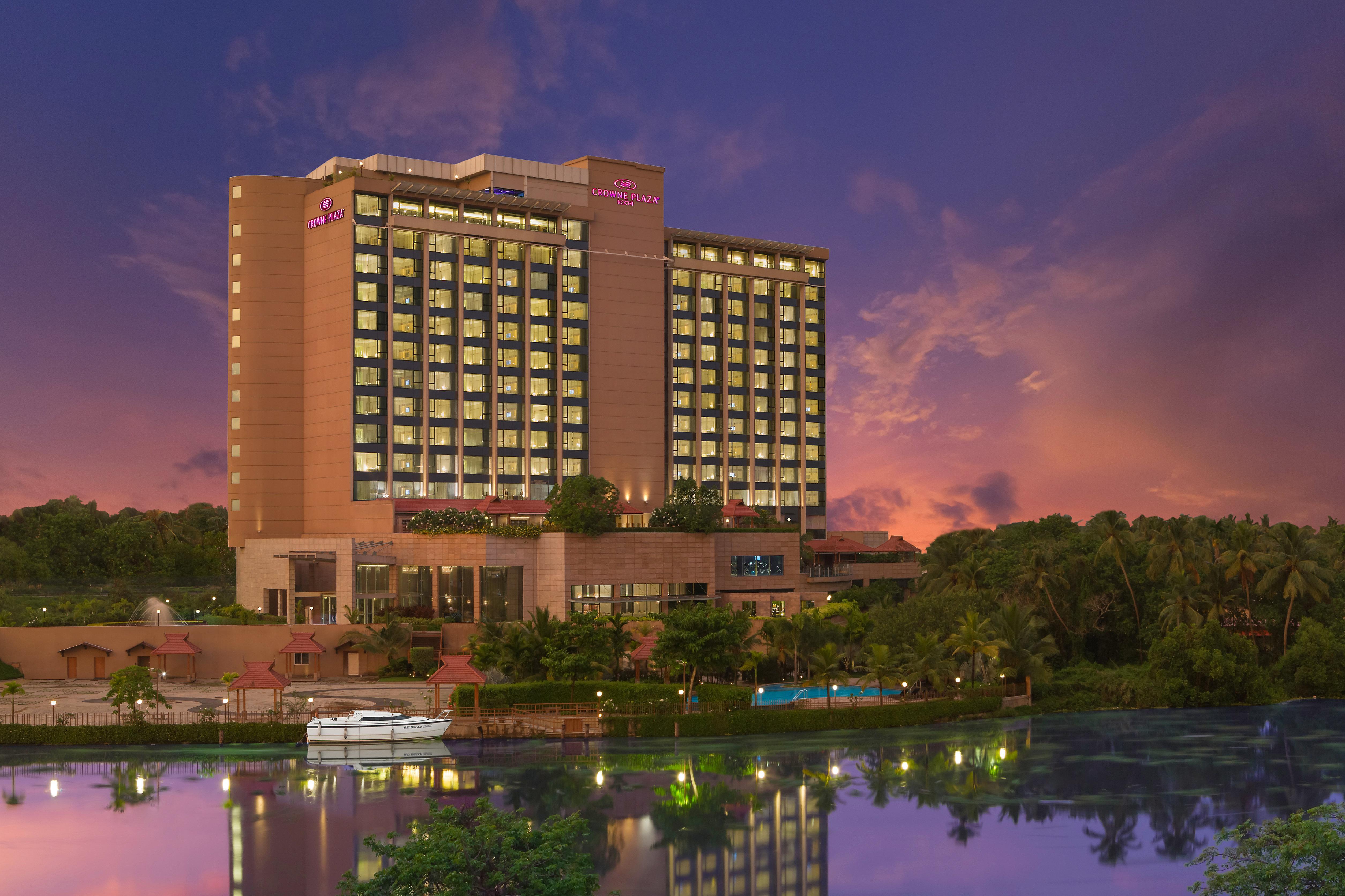 Crowne Plaza Kochi By Ihg Otel Dış mekan fotoğraf Hilton Garden Inn, Mysore