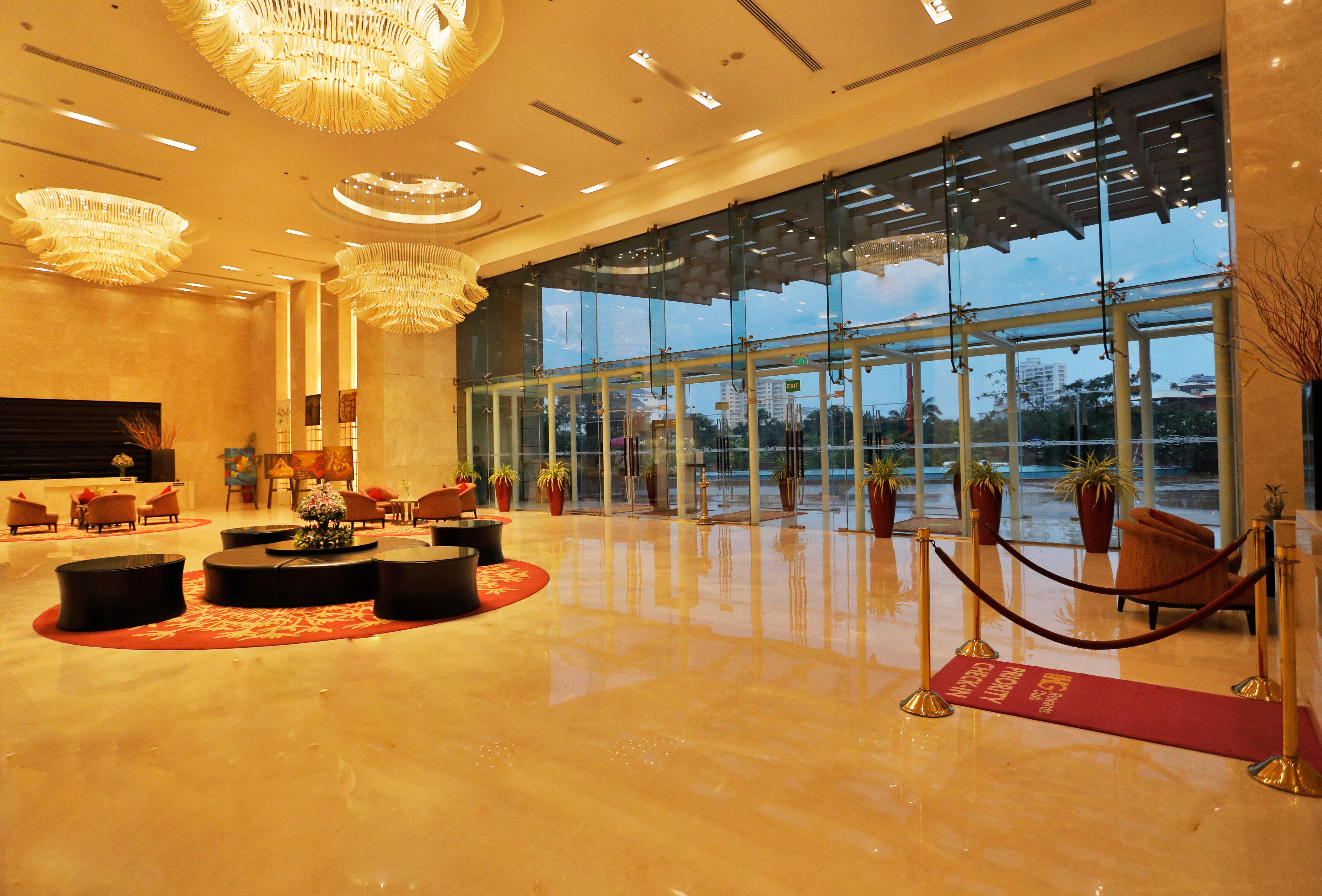 Crowne Plaza Kochi By Ihg Otel Dış mekan fotoğraf Lobby