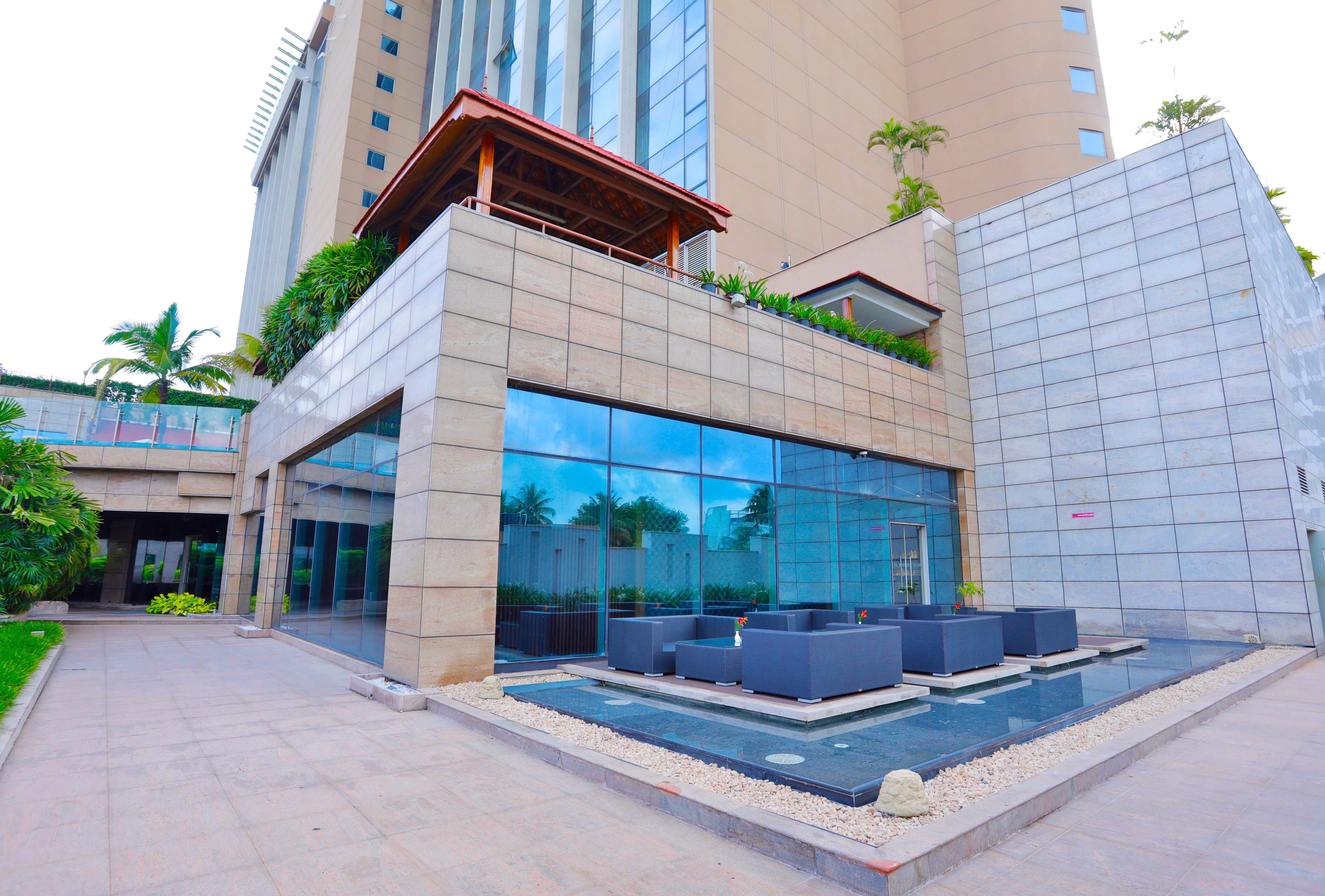 Crowne Plaza Kochi By Ihg Otel Dış mekan fotoğraf The hotel's pool