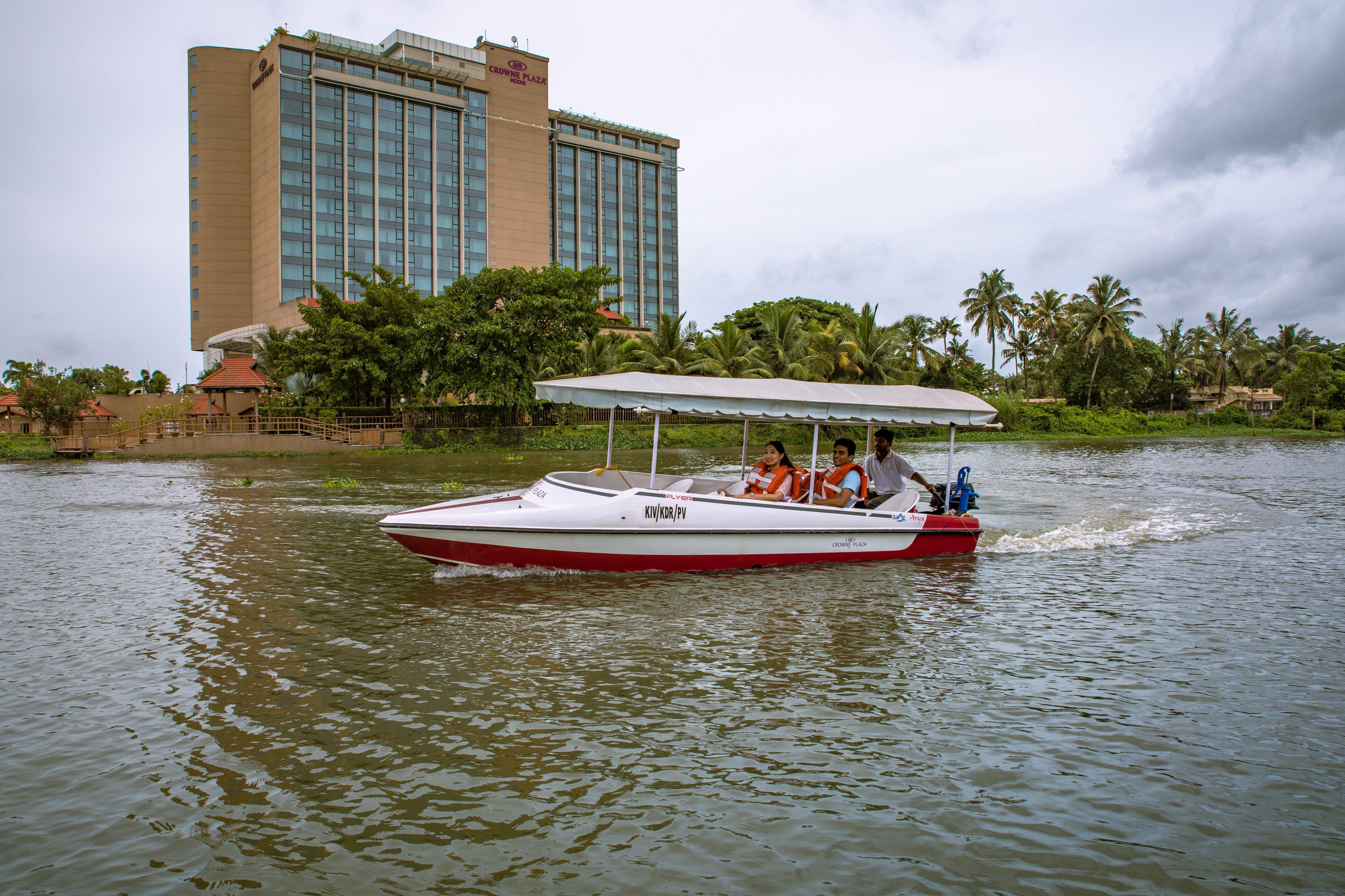 Crowne Plaza Kochi By Ihg Otel Dış mekan fotoğraf Solar boat in Cochin, India
