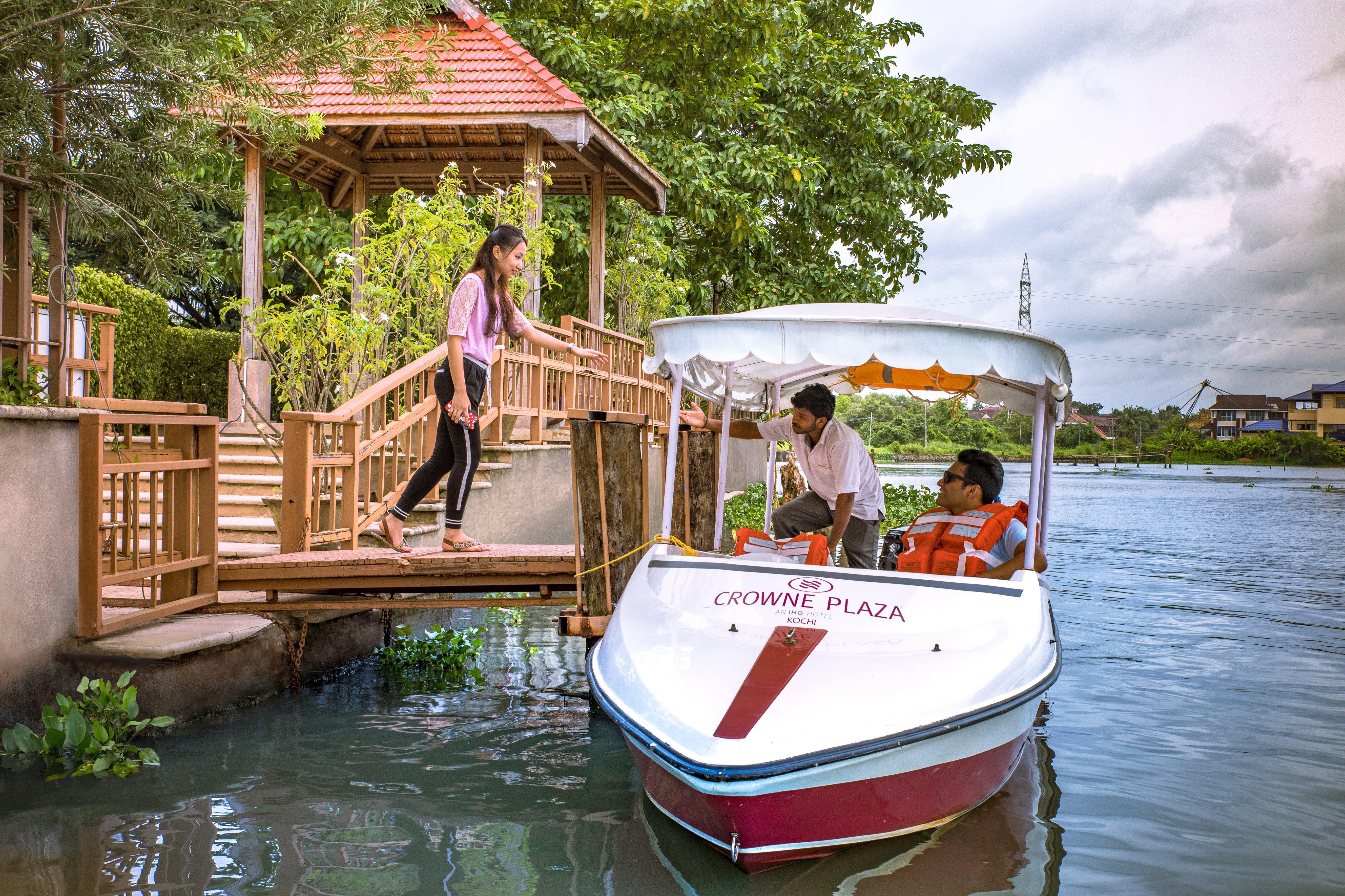 Crowne Plaza Kochi By Ihg Otel Dış mekan fotoğraf Boating at the lake