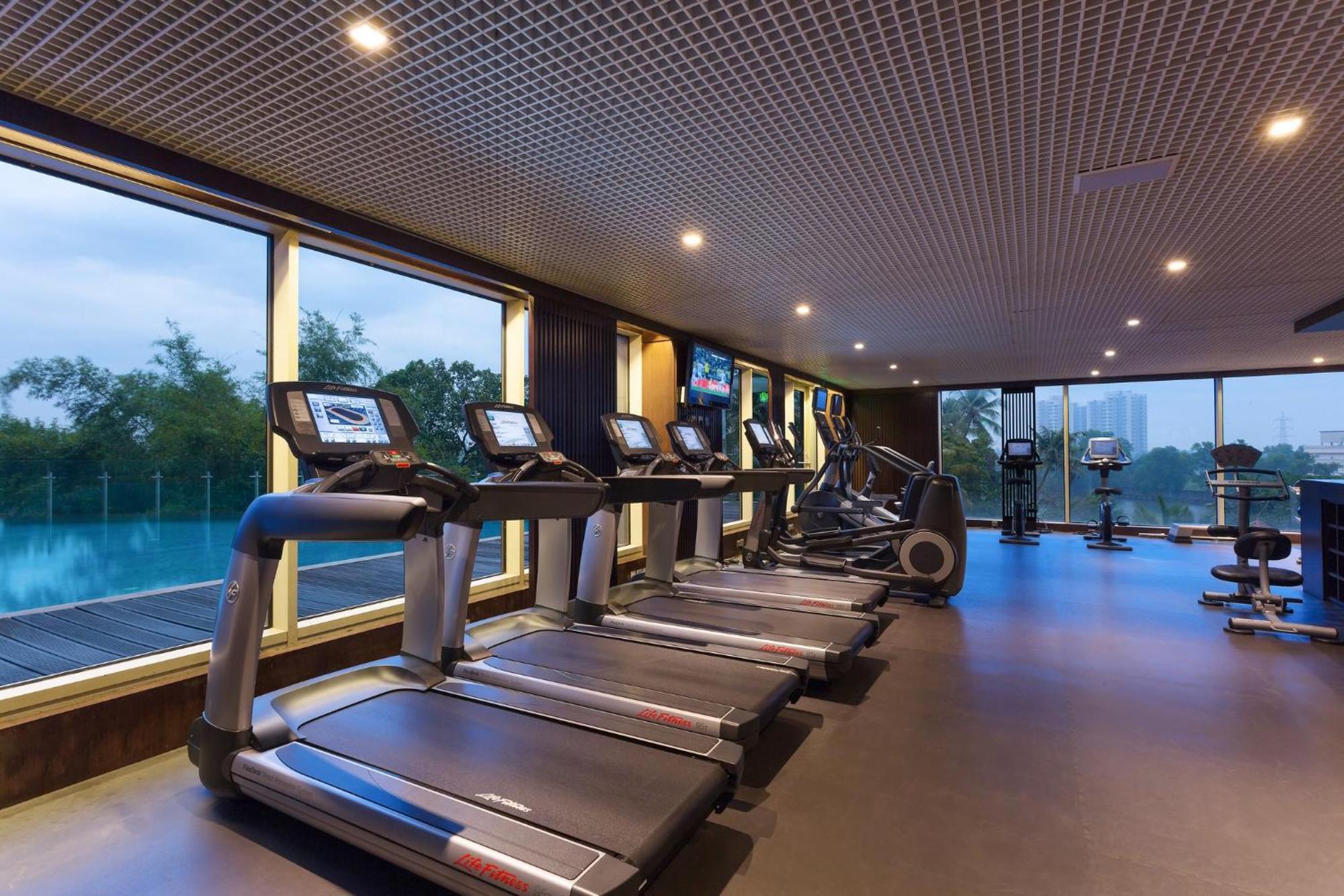Crowne Plaza Kochi By Ihg Otel Dış mekan fotoğraf The gym at the hotel