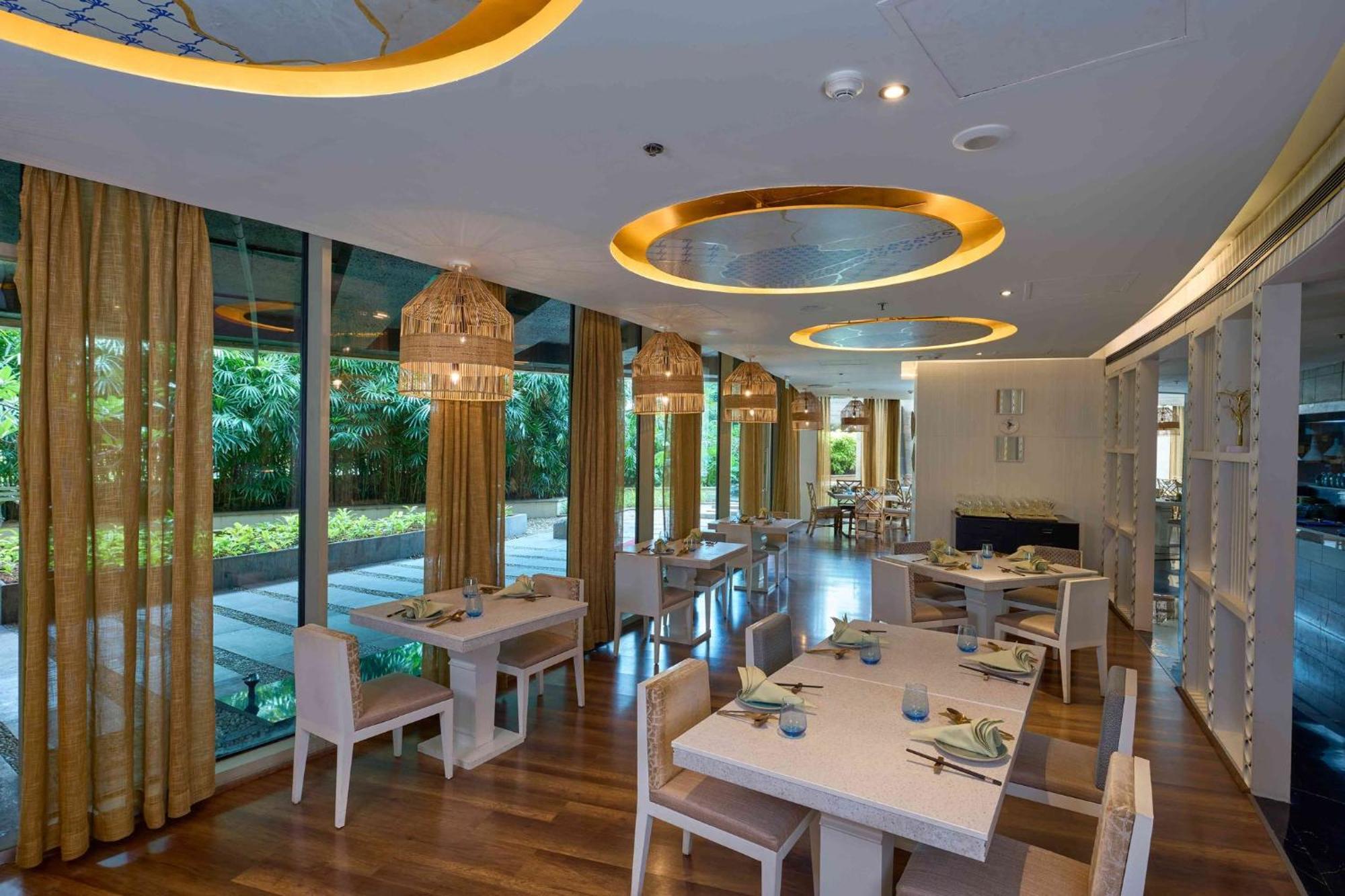 Crowne Plaza Kochi By Ihg Otel Dış mekan fotoğraf The restaurant