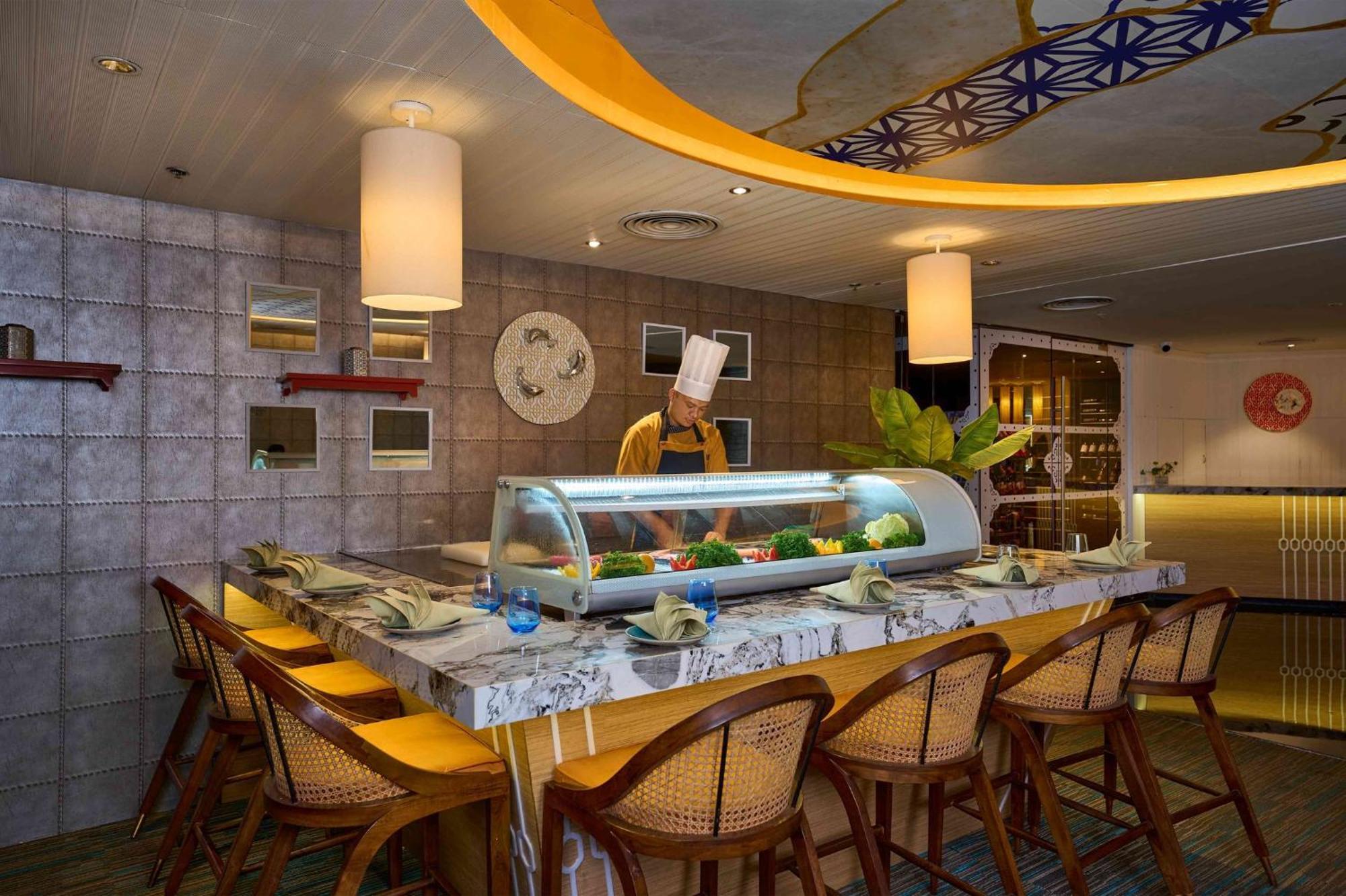 Crowne Plaza Kochi By Ihg Otel Dış mekan fotoğraf Sushi bar