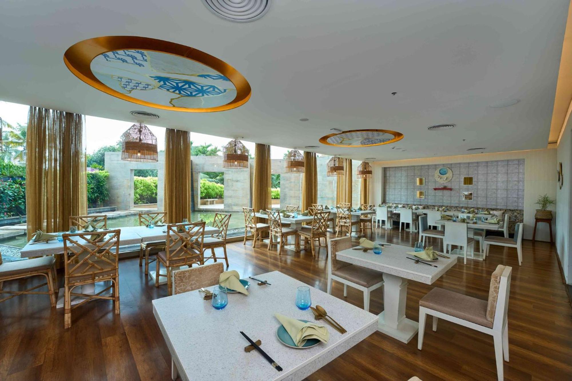 Crowne Plaza Kochi By Ihg Otel Dış mekan fotoğraf The restaurant