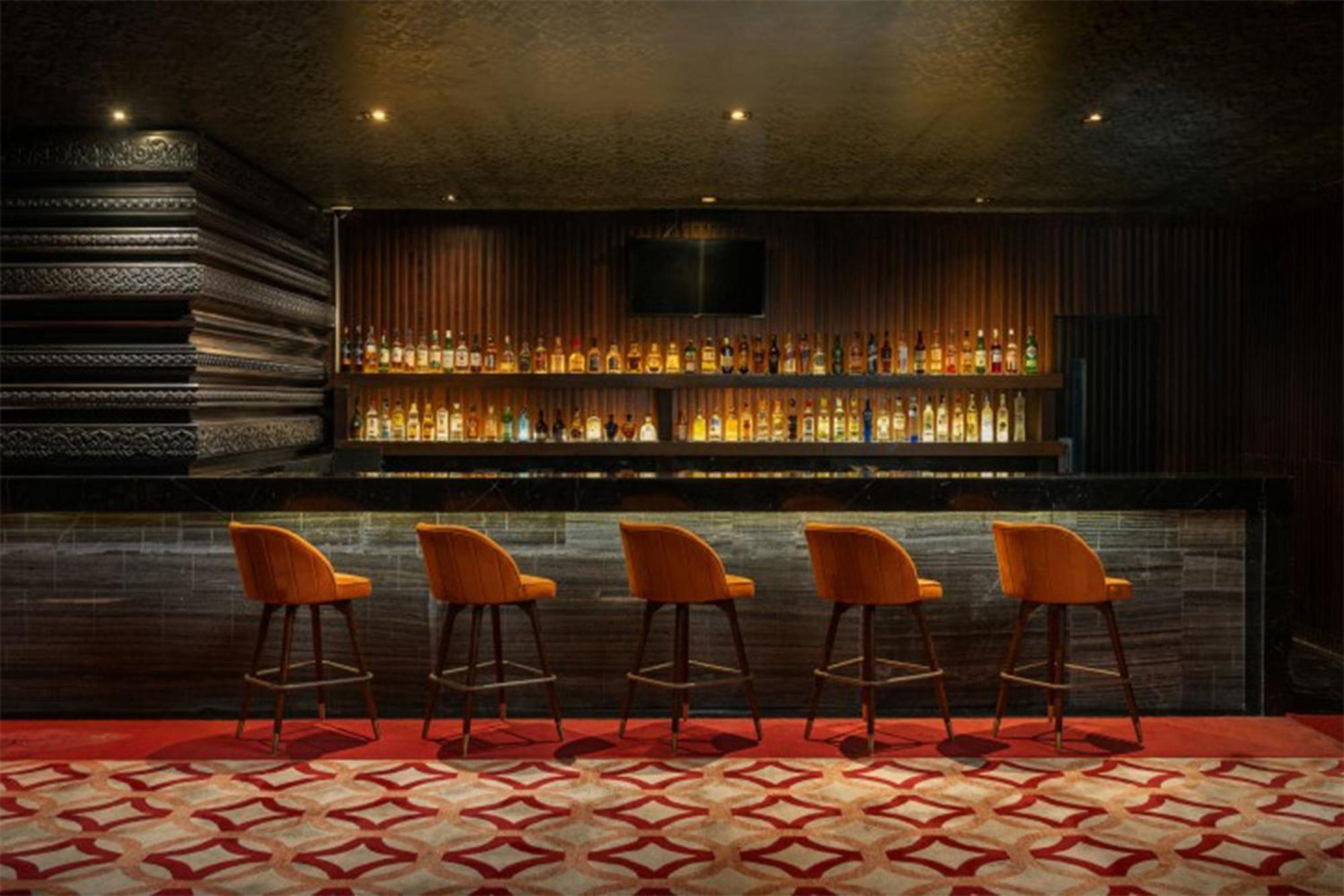 Crowne Plaza Kochi By Ihg Otel Dış mekan fotoğraf The bar at the 1900