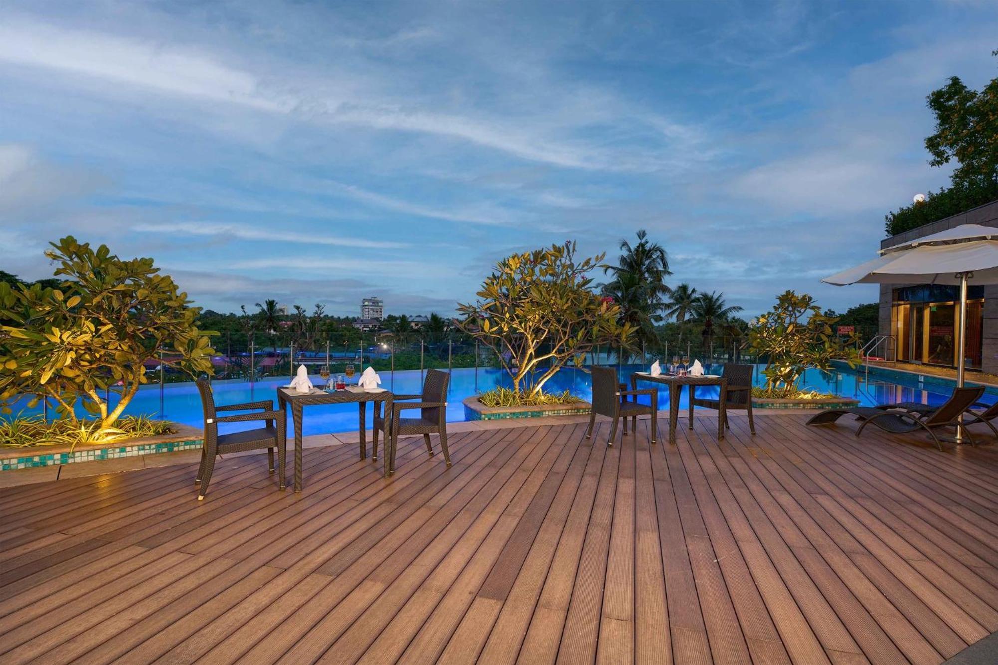 Crowne Plaza Kochi By Ihg Otel Dış mekan fotoğraf The Park, Hyderabad