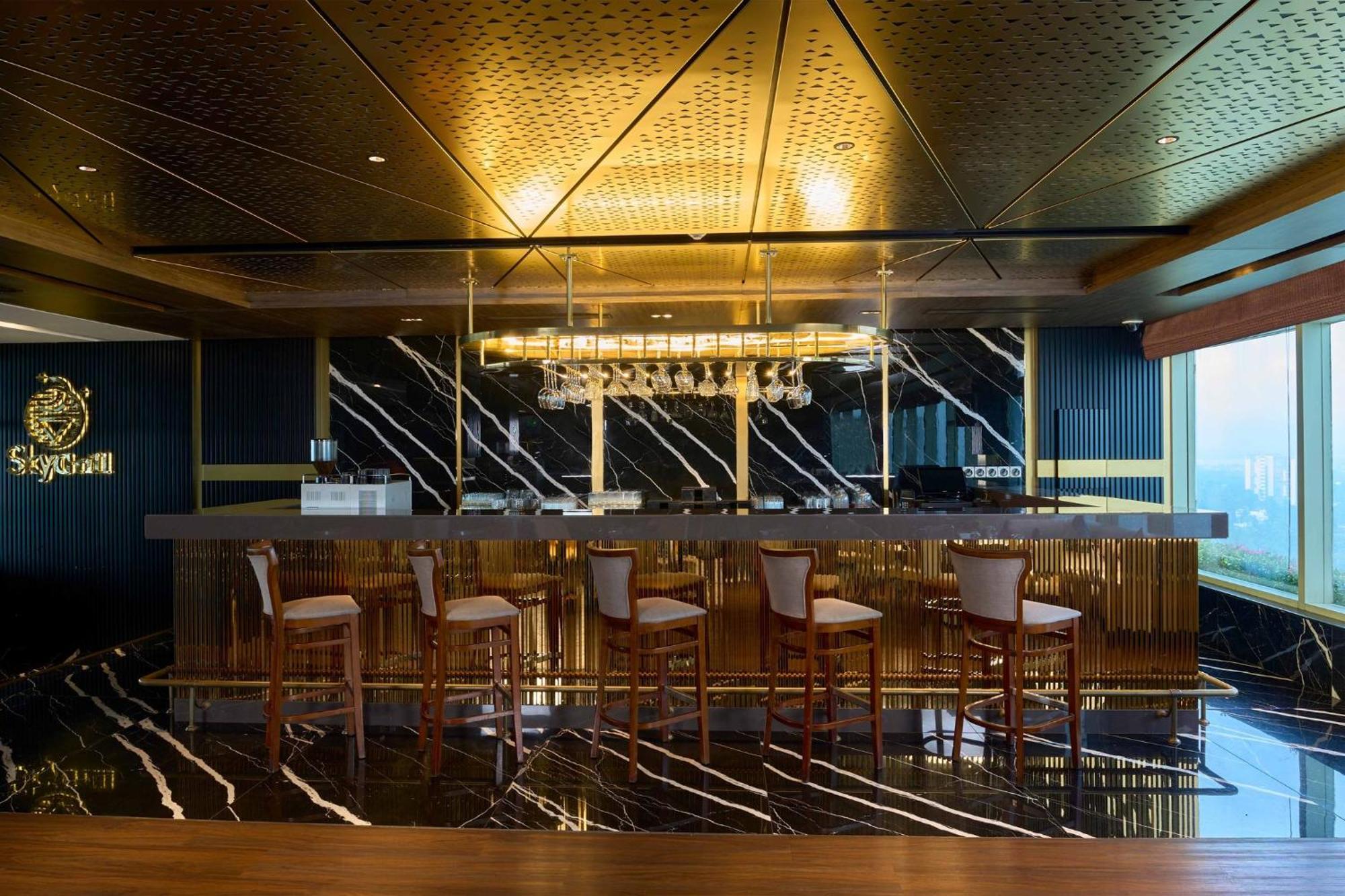 Crowne Plaza Kochi By Ihg Otel Dış mekan fotoğraf The bar at the 101 lounge
