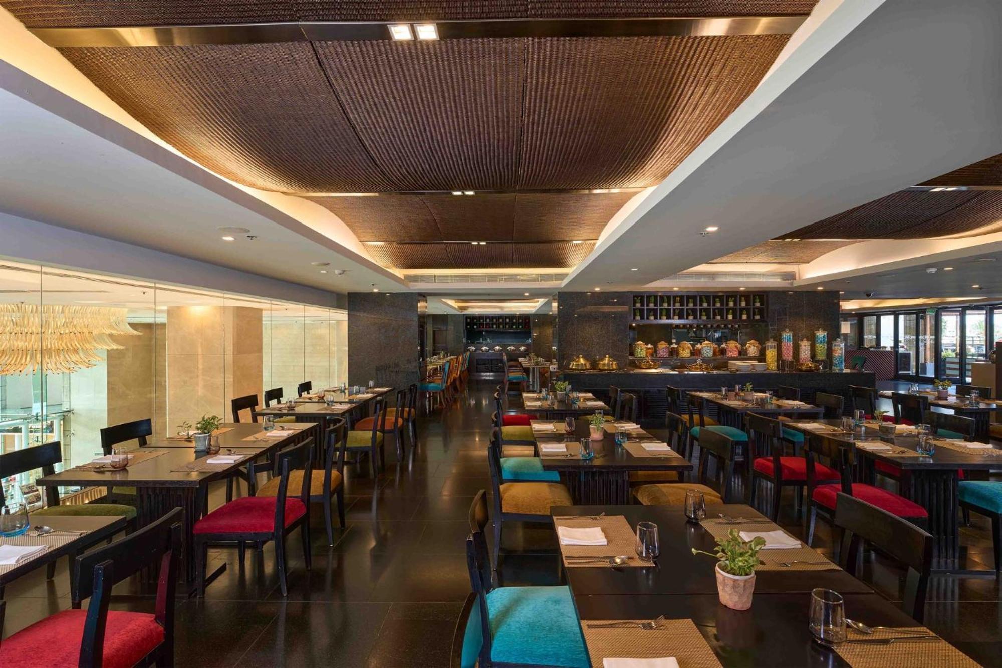 Crowne Plaza Kochi By Ihg Otel Dış mekan fotoğraf The interior of the restaurant