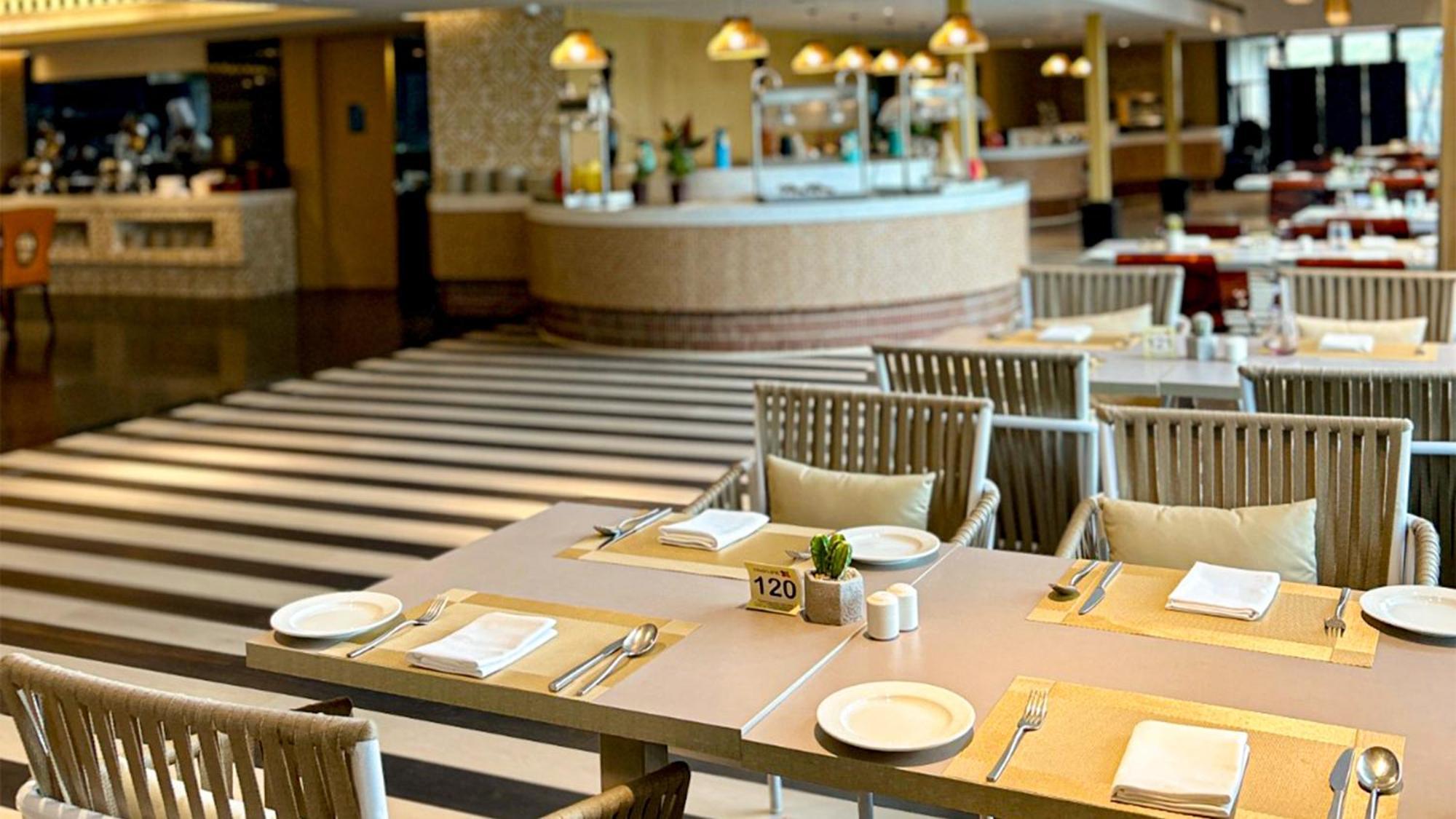 Crowne Plaza Kochi By Ihg Otel Dış mekan fotoğraf The restaurant